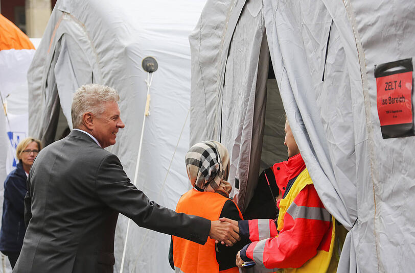 &bdquo;Ich kenne meine Münchner&ldquo;: Dieter Reiter mit Helfern und Flüchtlingen am Hauptbahnhof.
