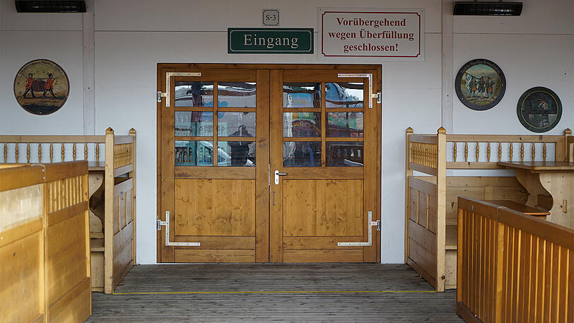 Bereits am Tag nach dem Wiesn-Kehraus haben die Abbau- und Aufräumarbeiten auf dem Oktoberfestgelände begonnen.