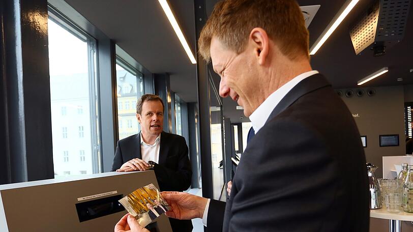 Der Bahn-Chef auf Erkundungstour im Stammstrecken-Infozentrum.