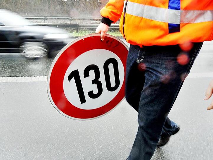 Die Grünen fordern erneut ein Tempolimit von 130 Kilometern pro Stunde auf Autobahnen.