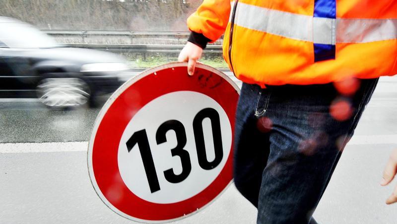 Die Grünen fordern erneut ein Tempolimit von 130 Kilometern pro Stunde auf Autobahnen. Die Grünen fordern erneut ein Tempolimit von 130 Kilometern pro Stunde auf Autobahnen.