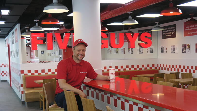 Setzt auf den Five-Guys-Hype: Operations-Manager René Hähnen im neuen Münchner XXL-Lokal des US-Fast-Food-Riesen.
