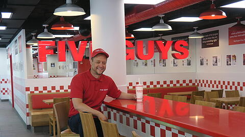 Setzt auf den Five-Guys-Hype: Operations-Manager René Hähnen im neuen Münchner XXL-Lokal des US-Fast-Food-Riesen.