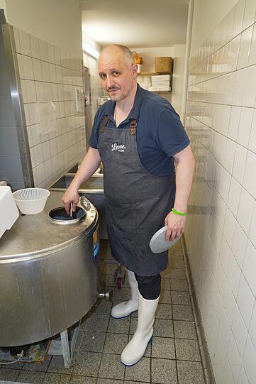 Kim Roveredo kümmert sich um die fast fertige Käsemasse an der Teigmaschine.