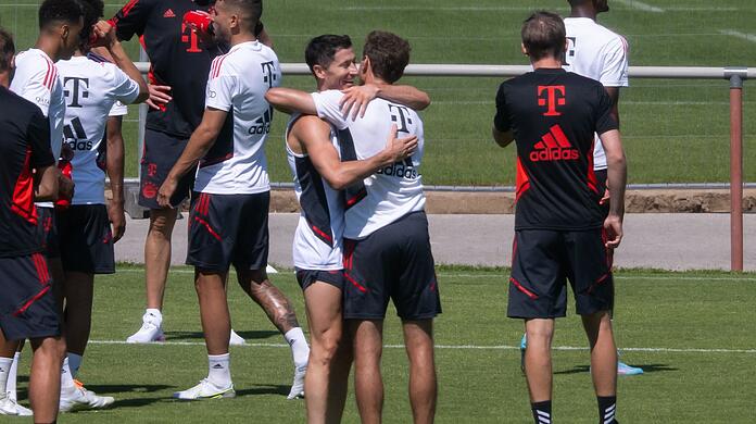 Robert Lewandowski (Mitte l) und Thomas Müller (Mitte r) von München verabschieden sich am Ende des Trainings am Samstag.