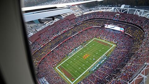Blick aus der Air Force One beim Tiefflug &uuml;ber dem Stadion der Washington Commanders.
