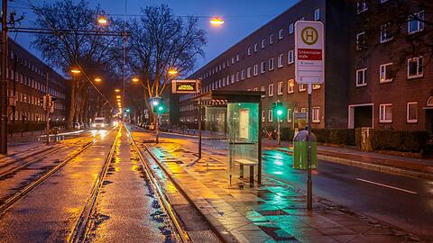 Keine Tram, keine Fahrg&auml;ste an der Haltestelle.