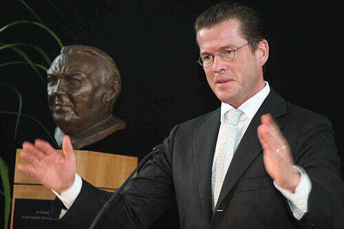 Seit&rsquo; an Seit&rsquo; mit einem berühmten Fürther und Vorgänger: Bundeswirtschaftsminister Karl-Theodor zu Guttenberg.