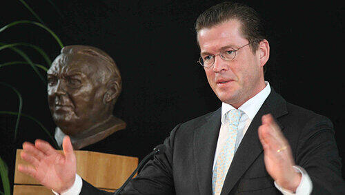 Seit’ an Seit’ mit einem berühmten Fürther und Vorgänger: Bundeswirtschaftsminister Karl-Theodor zu Guttenberg. Seit’ an Seit’ mit einem berühmten Fürther und Vorgänger: Bundeswirtschaftsminister Karl-Theodor zu Guttenberg.