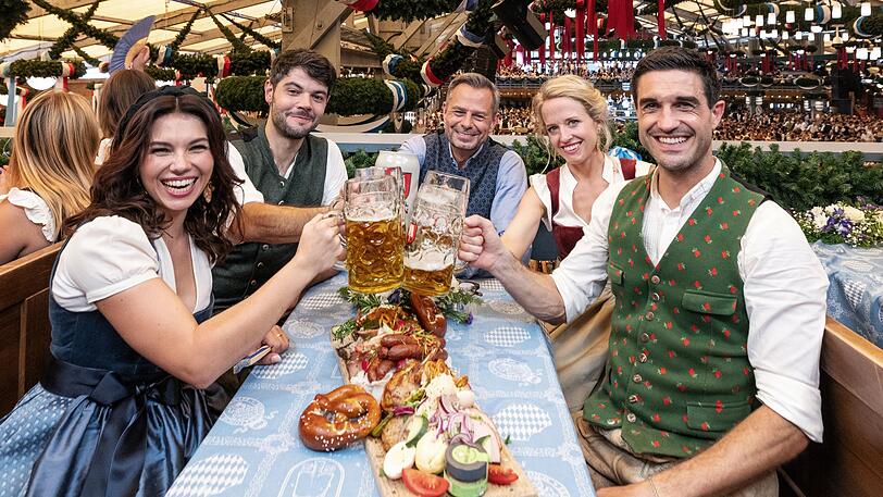 Das Moderationsteam nach getaner Arbeit im September 2025 (von links): Sophie Grund , Andi Christl, Michael Sporer, Susi Wiesner und Dominik Gl&ouml;bl.