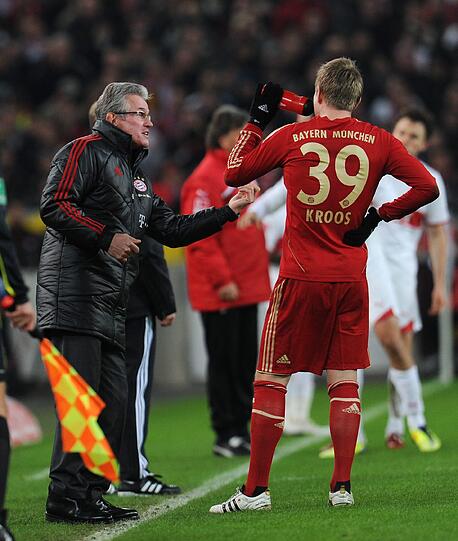 TONI KROOS, NOTE 2:
Heynckes holte die Position des Zwischenspielers aus der Kiste. Nach fiebriger Grippe wieder fit, mit großem Radius. Ballverteiler, Abteilung Fantasie. Guter Schuss (50.), den Ulreich prächtig hält. Schlauer Durchsteckpass zu Lahm vor dem 2:1.