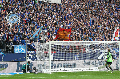Manuel Neuer und die Schalker Nordkurve.