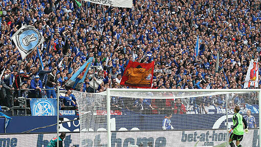 Manuel Neuer und die Schalker Nordkurve. Manuel Neuer und die Schalker Nordkurve.