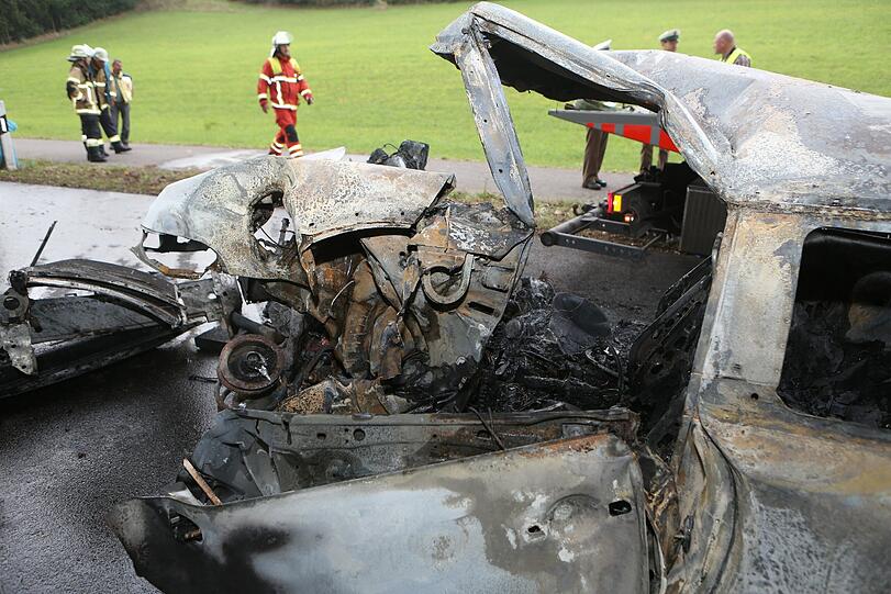 Zwei junge Männer sind mit ihrem Mini-Cooper frontal in einem Baum gekracht. Das Auto ging sofort in Flammen auf, die beiden 20-Jährigen verbrannten. Die Bilder.