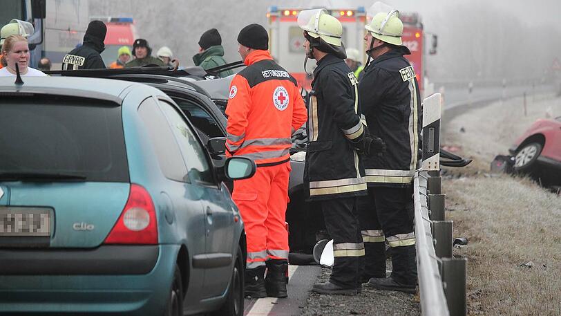 Am Donnerstagmorgen stießen zwei Autos auf einer Bundesstraße frontal zusammen. Beide Fahrer starben noch am Unfallort. Die Bilder des Unfalls.