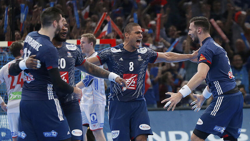 Frankreichs Handballer - mit Daniel Narcisse in der Mitte - feiern den Sieg gegen Norwegen.