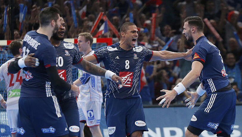Frankreichs Handballer - mit Daniel Narcisse in der Mitte - feiern den Sieg gegen Norwegen. Frankreichs Handballer - mit Daniel Narcisse in der Mitte - feiern den Sieg gegen Norwegen.