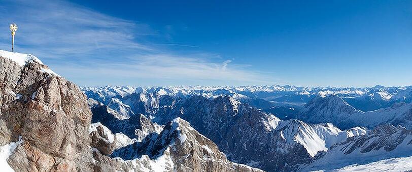 m Skigebiet Zugspitze sind noch bis 01. Mai alle Bahnen und Lifte in Betrieb, 11 von 12 Pisten sind befahrbar