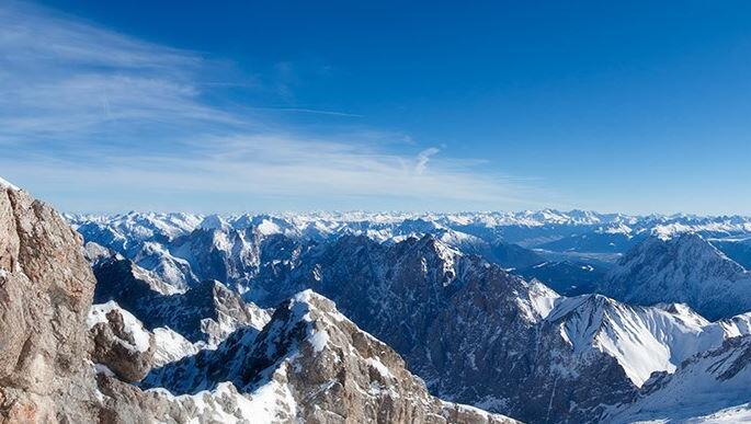 m Skigebiet Zugspitze sind noch bis 01. Mai alle Bahnen und Lifte in Betrieb, 11 von 12 Pisten sind befahrbar m Skigebiet Zugspitze sind noch bis 01. Mai alle Bahnen und Lifte in Betrieb, 11 von 12 Pisten sind befahrbar