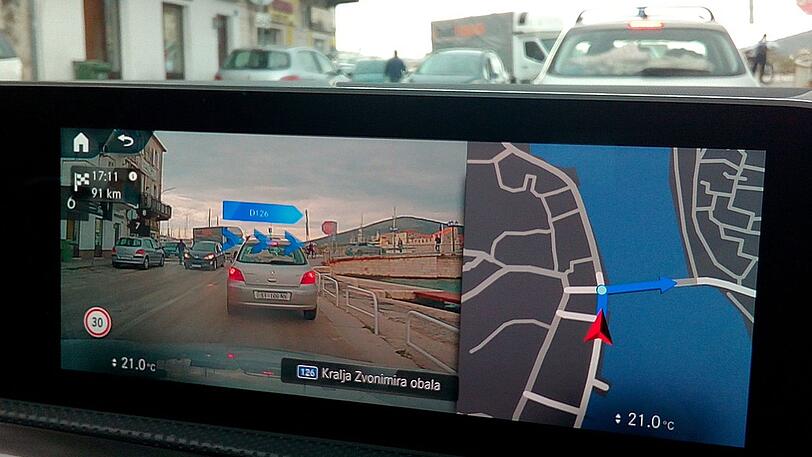 Bild im Bild: Dank Augmented Reality-Technik wird die Szenerie vor dem Auto direkt in den Navi-Bildschirm gespiegelt.
