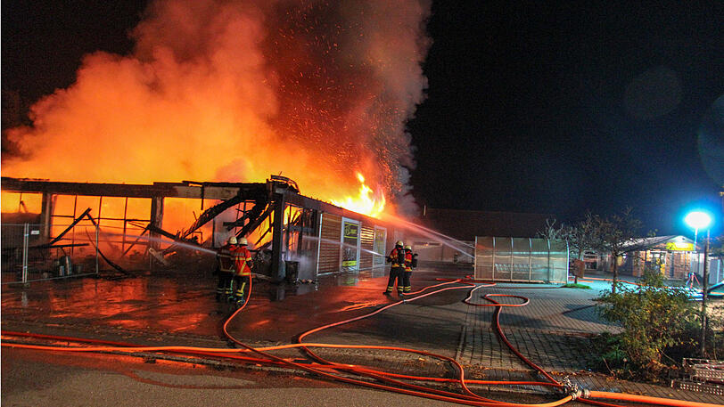 Der Supermarkt ist ausgebrannt, der Sachschaden enorm. Die Bilder vom Feuerwehreinsatz in Kirchdorf am Inn.