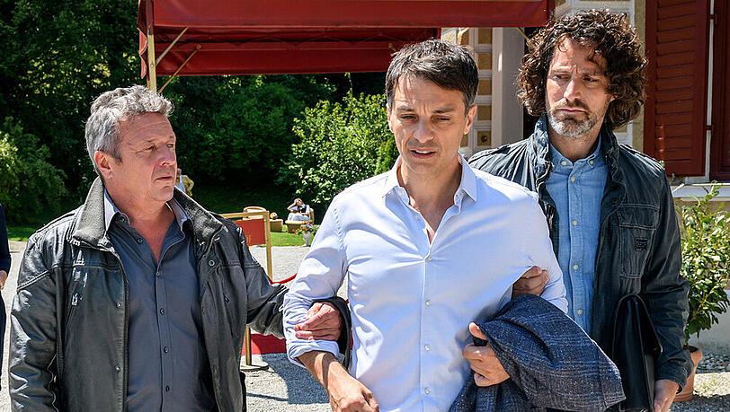 "Sturm der Liebe": Robert (M.) wird von Kriminalhauptkommissar Meyser (l.) abgeführt "Sturm der Liebe": Robert (M.) wird von Kriminalhauptkommissar Meyser (l.) abgeführt