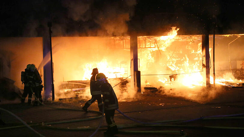 Die Bilder vom großen Feuerwehreinsatz in Waldkraiburg. Das Obstgeschäft brannte komplett aus, der Sachschaden ist enorm.
