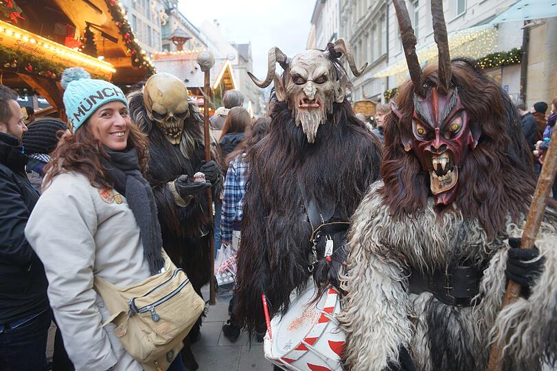 Finstere Gestalten streiften am Sonntagnachmittag lautstark über den Christkindlmarkt.