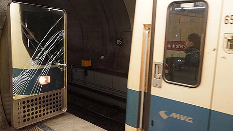 Der U-Bahnfahrer knallte nach dem missglückten Einstiegsversuch gegen den Spiegel.
