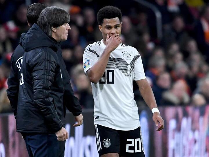 Bundestrainer Joachim Löw und Torschütze Serge Gnabry.