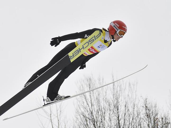 Katharina Althaus aus Deutschland springt beim Weltcup von der Schanze. Foto: Alex Nicodim/AP/Archiv