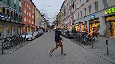 Parkplätze weg, Autos raus: Die Weißenburger Straße mit Blick in Richtung Pariser Platz. Mittelfristig könnte hier eine neue Fußgängerzone entstehen.