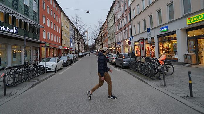 Parkplätze weg, Autos raus: Die Weißenburger Straße mit Blick in Richtung Pariser Platz. Mittelfristig könnte hier eine neue Fußgängerzone entstehen.