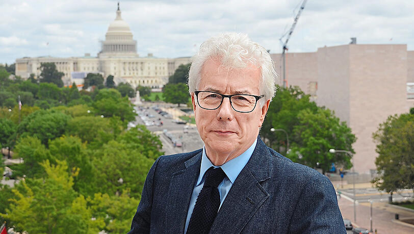 Im Herzen der Macht: Ken Follett steht auf einer Terrasse in Washington mit dem Capitol im Hintergrund - ein Schauplatz des neuen Romans.