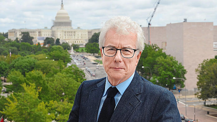 Im Herzen der Macht: Ken Follett steht auf einer Terrasse in Washington mit dem Capitol im Hintergrund - ein Schauplatz des neuen Romans.