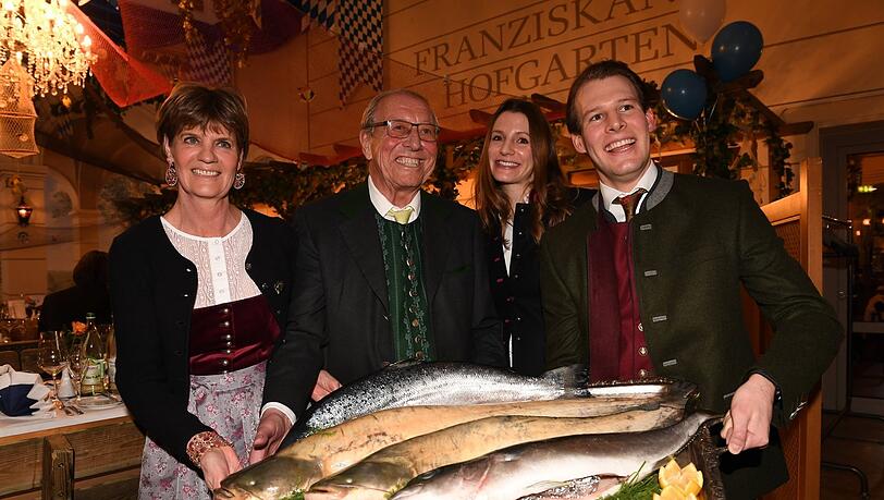 Wirtefamilienoberhaupt Edi Reinbold mit Ehefrau Petra, Sohn Mathias und Schwiegertochter Anastasia - und Lachs und Waller.