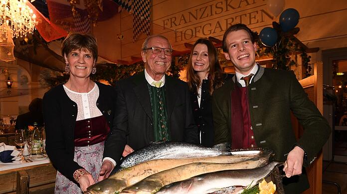 Wirtefamilienoberhaupt Edi Reinbold mit Ehefrau Petra, Sohn Mathias und Schwiegertochter Anastasia - und Lachs und Waller.