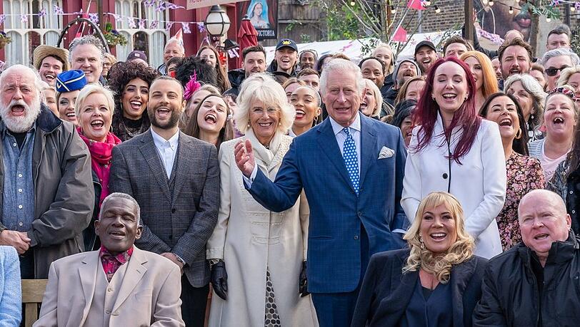 Der Cast der TV-Soap "EastEnders" hat Besuch von Prinz Charles und Herzogin Camilla bekommen.