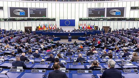 Emmanuel Macron (LaREM), Staatspräsident von Frankreich, steht 2022 im Plenarsaal im Gebäude des Europäischen Parlaments und spricht. Für einen Platz im Parlament bewerben sich bei der Europawahl am 9. Juni auch viele bayerische Politiker.