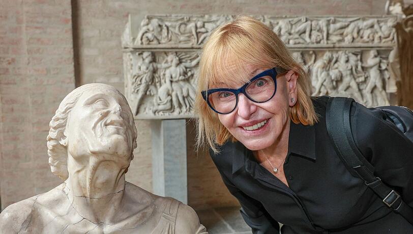 Nach der idealisierenden Klassik wurde im Hellenismus die Darstellung realistischer: Jean Carruthers neben der „trunkenen Alten“ in der Münchner Glyptothek.