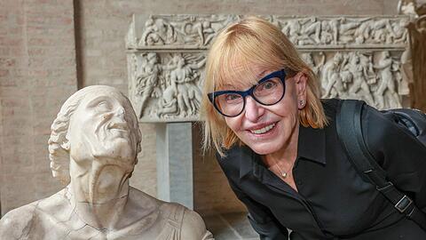 Nach der idealisierenden Klassik wurde im Hellenismus die Darstellung realistischer: Jean Carruthers neben der „trunkenen Alten“ in der Münchner Glyptothek.