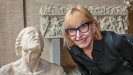 Nach der idealisierenden Klassik wurde im Hellenismus die Darstellung realistischer: Jean Carruthers neben der „trunkenen Alten“ in der Münchner Glyptothek.