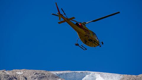 In Italien liegt in den Alpen noch nicht viel Schnee - jetzt wurde Schnee mit einem Hubschrauber eingeflogen. (Archivbild)