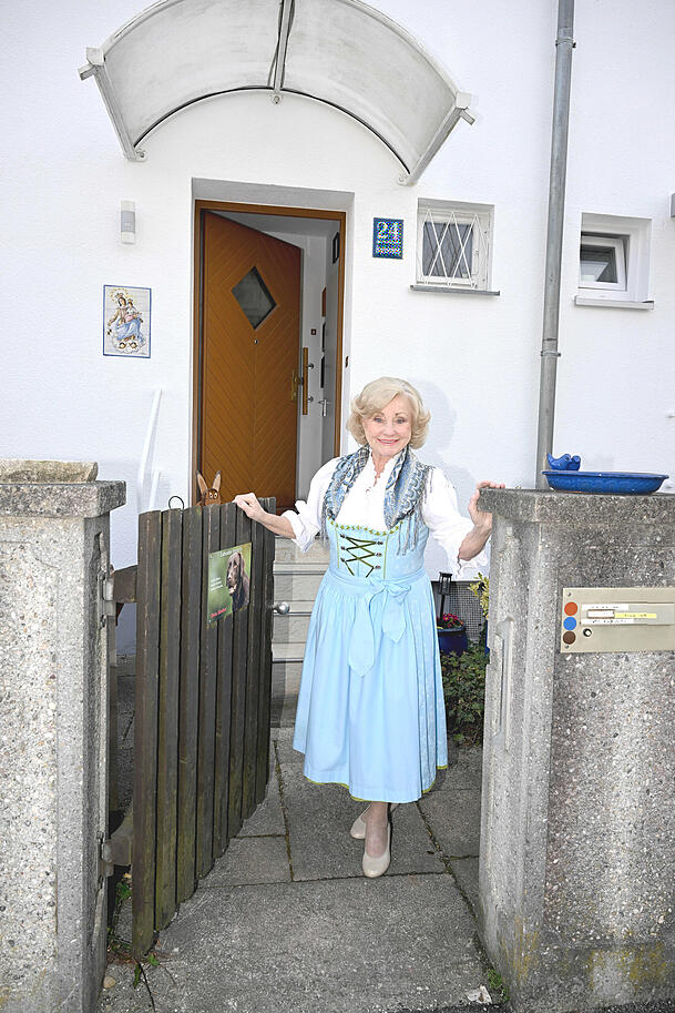Herzliche Begr&uuml;&szlig;ung: Margot Hellwig am Gartentor vor ihrem Haus