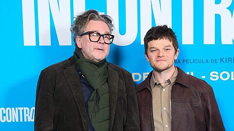 "Verflucht normal"-Regisseur Kirk Jones (l.) und Hauptdarsteller Robert Aramayo bei der Premiere des Films in Madrid.