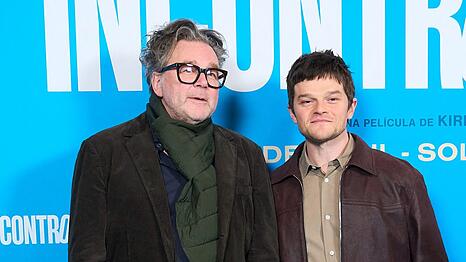 "Verflucht normal"-Regisseur Kirk Jones (l.) und Hauptdarsteller Robert Aramayo bei der Premiere des Films in Madrid.