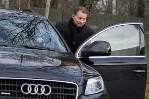 Fährt er bald in Hamburg vor? Dass sich der HSV mit Stefan Reuter längst einig sei, wird nun demeniert.