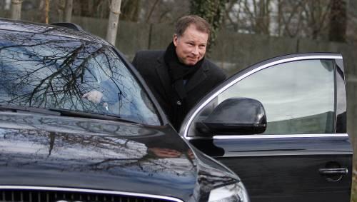Fährt er bald in Hamburg vor? Dass sich der HSV mit Stefan Reuter längst einig sei, wird nun demeniert. Fährt er bald in Hamburg vor? Dass sich der HSV mit Stefan Reuter längst einig sei, wird nun demeniert.