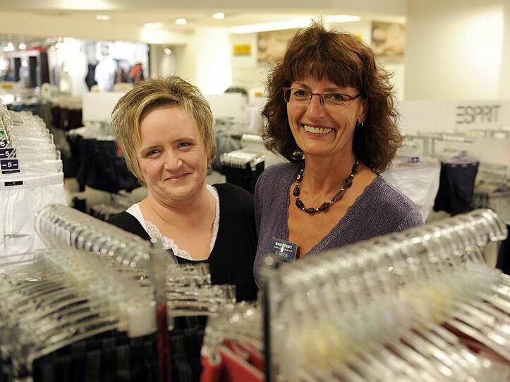 Erleichterung auch bei diesen beiden Karstadt-Mitarbeiterinnen in Köln