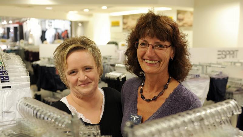 Erleichterung auch bei diesen beiden Karstadt-Mitarbeiterinnen in Köln Erleichterung auch bei diesen beiden Karstadt-Mitarbeiterinnen in Köln
